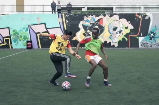 Pendant 52 minutes, "Ballon sur bitume" va à la rencontre de ces jeunes qui s'adonnent au street football.