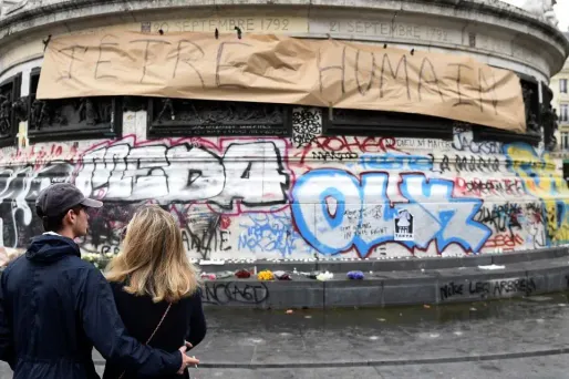Un couple de Français, place de la République, le 14 novembre 2015 au lendemain des attentats.