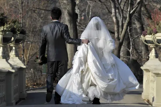 Les habitants ont notamment offert une robe à la mariée (photo d'illustration).