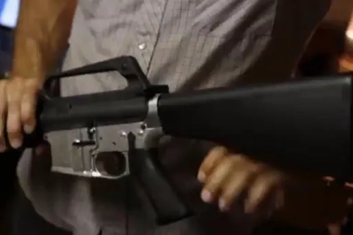 Son déguisement de djihadiste en a effrayé plus d'un.