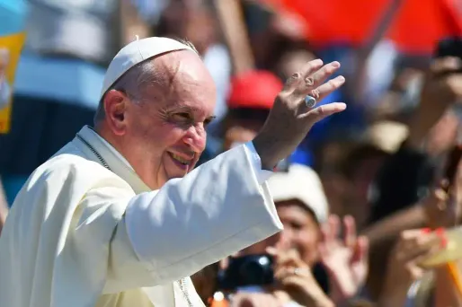 Le pape célèbre la messe devant 1.000 détenus invités au Vatican