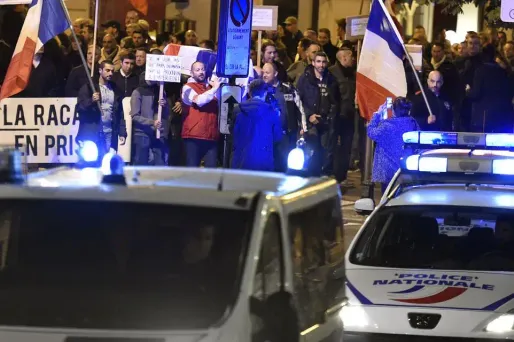 "La racaille en prison", clame notamment les manifestants.