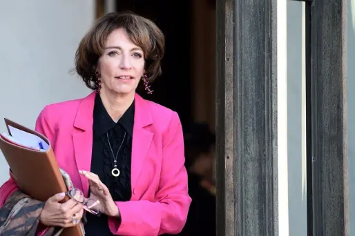 La ministre de la Santé affirme également sa volonté d'augmenter le prix du paquet de cigarettes.