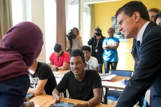 Manuel Valls soutient l'intégration des demandeurs d'asile en France.