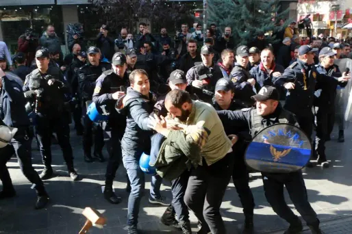 Des manifestations en soutien aux parlementaires arrêtés ont donné lieu à des affrontements avec les forces de l'ordre.