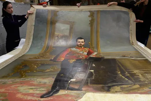 Le peintre a gardé l'ancien portrait en le faisant "disparaître sous une couche de peinture soluble à l'eau", explique la restauratrice.