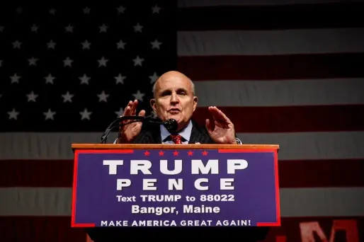 Un proche conseiller de Trump n'exclut pas des poursuites contre Clinton