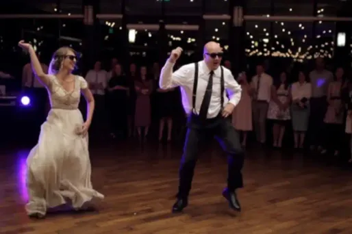 La mariée et son père ont surpris toute l'assistance.