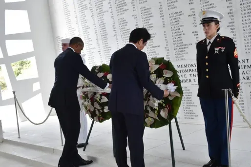 Shinzo Abe et Barack Obama étaient réunis à Pearl Harbor, mardi.