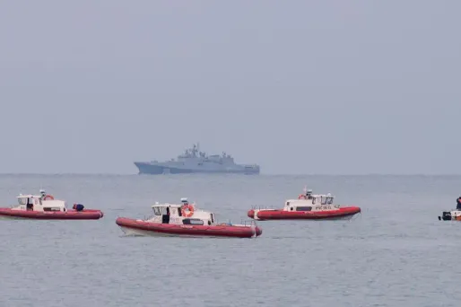 Crash en Russie : des morceaux de l'avion retrouvés par 27 mètres de fond