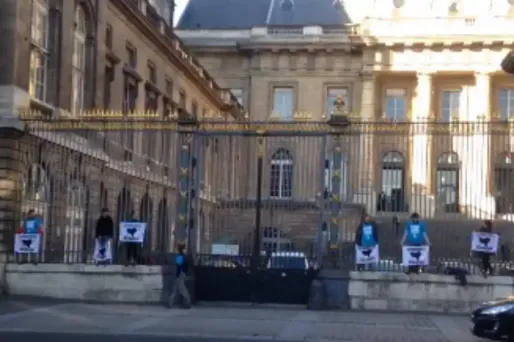 Des militants indépendantistes basques se sont enchaînés aux grilles du Palais de justice à Paris mardi.