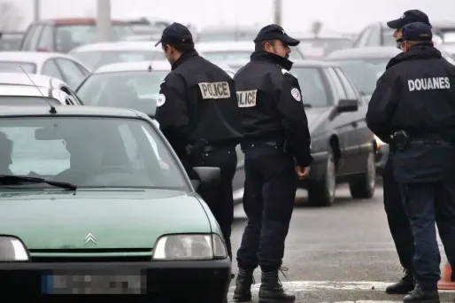 Les deux voitures ont été contrôlées à un poste frontière (illustration).