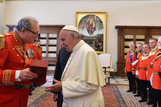 Le pape François et Fra Robert Matthew Festing, grand maître de l'Ordre souverain de Malte, le 23 juin 2016 au Vatican.