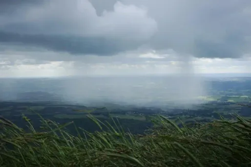 Les nuages envahiront les régions des frontières du Nord aux Pyrénées, avec quelques pluies faibles.
