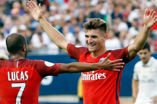 Thomas Meunier, à droite, a encore fait des siennes sur Twitter.