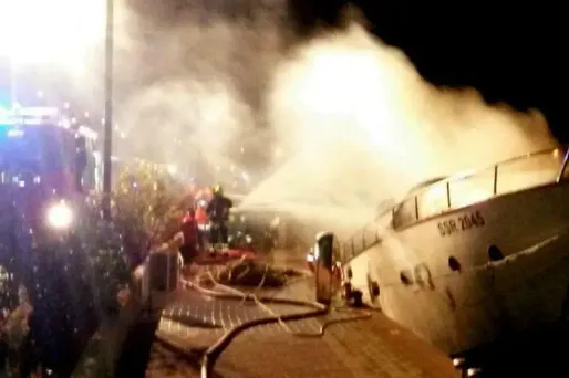 Les flammes ont piégé trois personnes dans le yacht.
