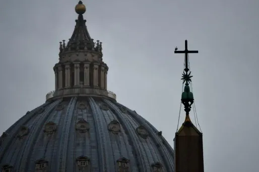 Un prêtre qualifie les séismes de "punition divine" et provoque l'ire du Vatican