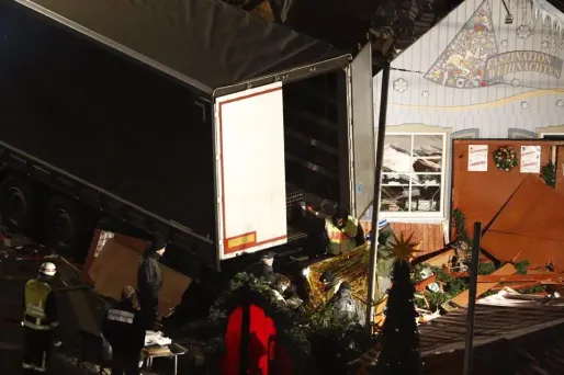 Pendant plus de deux kilomètres, un homme va traquer le suspect dans Berlin.