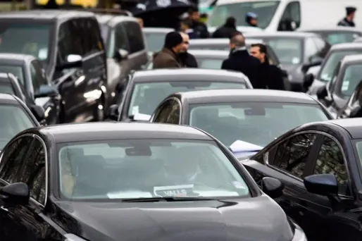 Les chauffeurs VTC manifestent contre les plateformes de réservation, comme Uber.