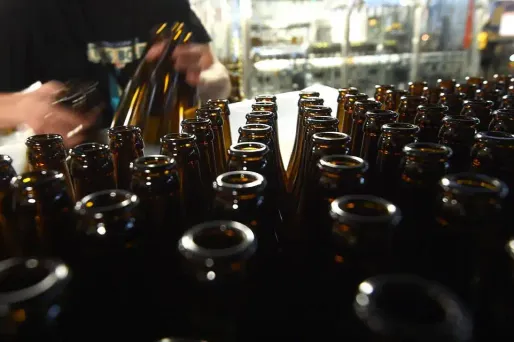 La bière Saint-Wandrille "brassée par les moines" s'écoule à un rythme soutenu