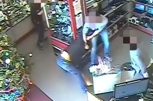 Les braqueurs ont été mis en fuite par le fils du propriétaire et son cousin.