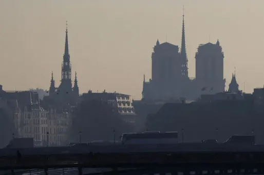 La stagnation des poussières microscopiques au-dessus de Paris a été favorisée par des conditions anticycloniques.
