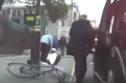 Le secrétaire d'État aux Transports avait oublié son angle mort avant d'ouvrir sa porte…