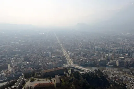 Mardi, un véhicule sur quatre ne pourra pas circuler, dans le cadre du dispositif de vignettes que Grenoble est la première à expérimenter.