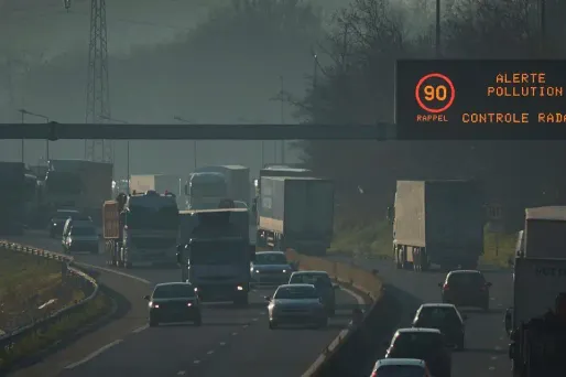 La réduction de 20 km/h de la vitesse maximale autorisée sur les grands axes routiers d’Île-de-France est suspendue pour "les deux jours à venir".