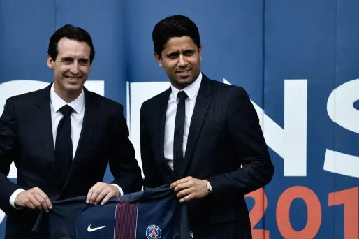 Unai Emery (à gauche) sera encore l'entraîneur du PSG après la trêve hivernale, a assuré son président Nasser Al-Khelaïfi (à droite).