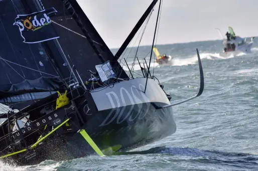 Alex Thomson, après avoir été distancé de plusieurs centaines de km, est revenu sur les talons de Le Cléac'h au point de le menacer pour la première place.