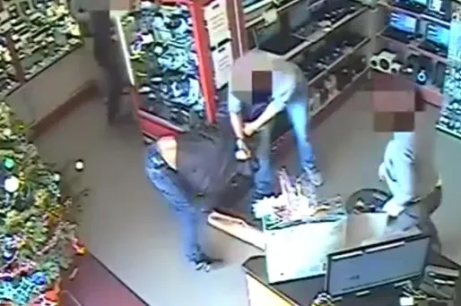 Les deux voleurs ont dû faire face à une pluie de coups de la part des deux commerçants pris pour cible samedi matin.