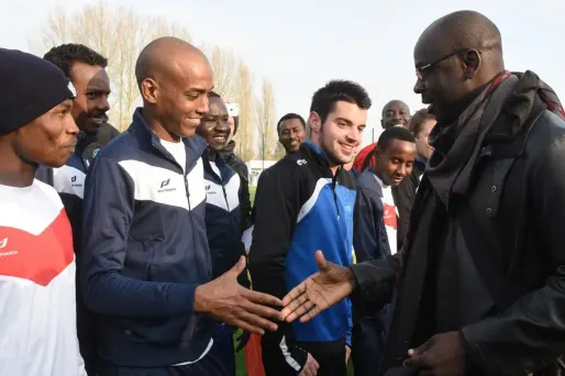 Samedi, l'ancien international français a rencontré à Croisilles une trentaine de réfugiés d'origine soudanaise, hébergés dans le centre d'accueil et d'orientation (CAO) depuis la fermeture de la "Jungle" de Calais.