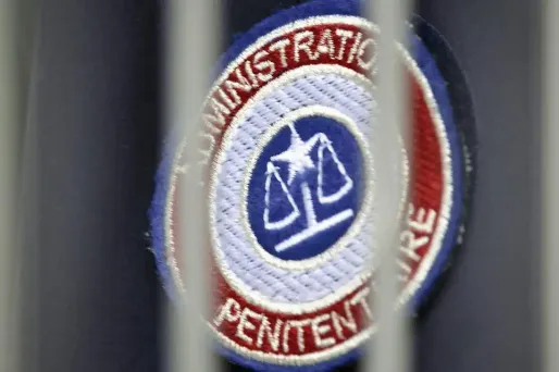 Devant les portes closes de l'établissement, le futur gardien de prison s'est assoupi dehors, par -7 °C.