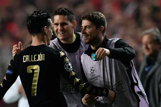Naples a décroché la victoire et la première place sur la pelouse du Benfica Lisbonne.