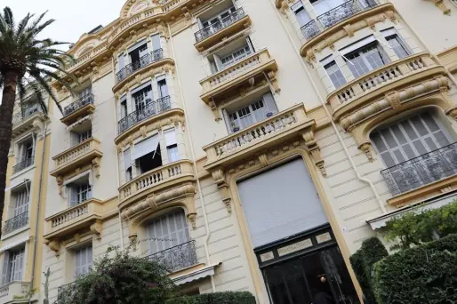 Jacqueline Veyrac est une riche hôtelière de la Côte d'Azur.