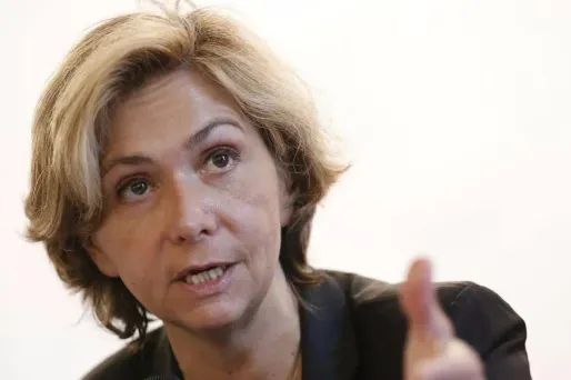 La présidente (LR) de la région Île-de-France souhaite la suspension de la circulation alternée.