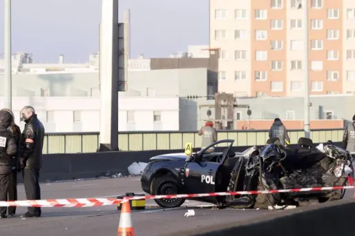 La voiture des policiers avait été pulvérisée lors du choc.