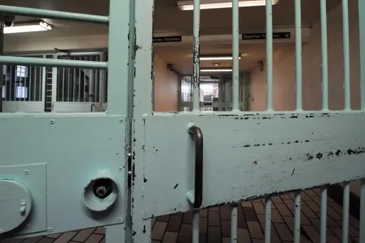 Le prisonnier a été découvert par les gardiens vers 2 heures du matin lundi.