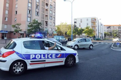 Un policier blessé lors d'un contrôle routier près de Paris