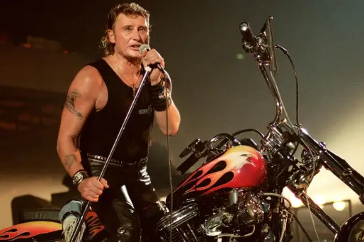 Johnny Hallyday et sa moto Harley-Davidson sur la scène du Palais Omnisport de Paris-Bercy, le 15 septembre 1992