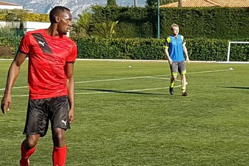 Usain Bolt a tapé la balle avec un club de Saint-Jean-Cap-Ferrat.