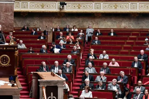 À l'Assemblée nationale, ce sont des élus de gauche très dissipés qui examinent le projet de budget.