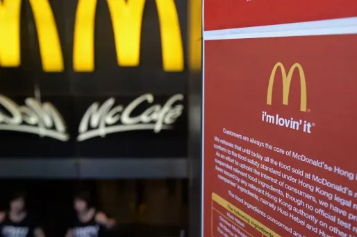 Confronté, au niveau mondial, à une chute historique de ses ventes depuis 2012, McDonald's est contraint de se réinventer.