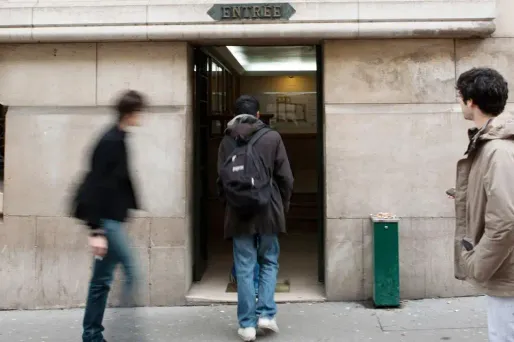 Charlie Hebdo : Hollande veut développer le service civique