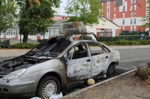 Nouvel An : 940 voitures brûlées, la baisse continue