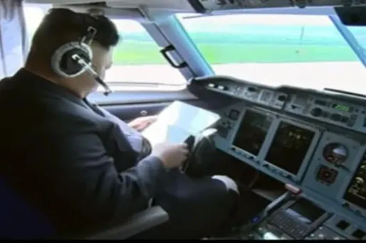 Quand Kim Jong-un joue au pilote d’avion à la télé