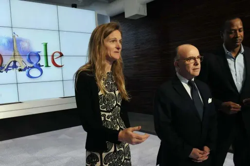 Bernard Cazeneuve en compagnie de Rachel Whetstone et David Drummond, dirigeants de Google.