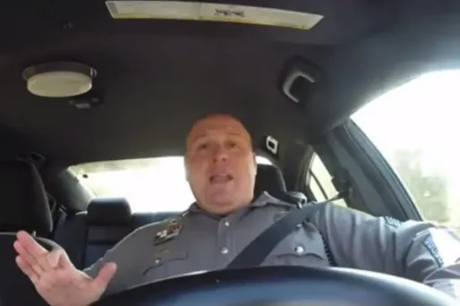 Un policier se lâche sur une chanson de Taylor Swift