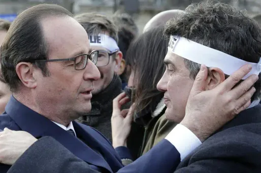 VIDÉO - Accolade pleine d'émotion entre Hollande et Pelloux